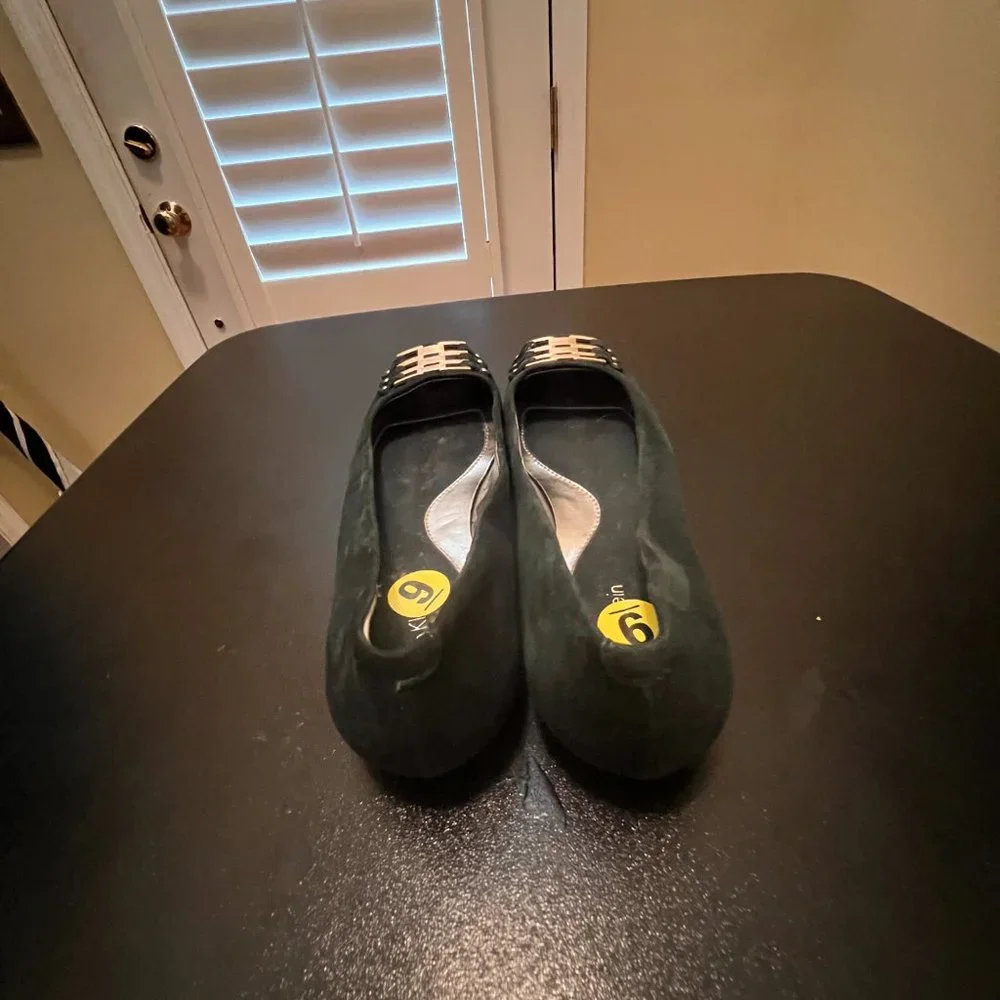 Calvin Klein size 9.5 green suede flats